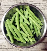 美味的干煸四季豆做法图解2)