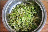 美味的翡翠白菜蒸饺做法图解4)