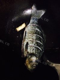 美味的鲫鱼豆腐汤做法图解3)