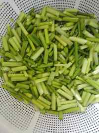 美味的蒜苔羊肉炒面做法图解2)