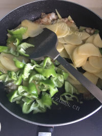 好吃的尖椒豆豉炒土豆片做法图解7)