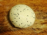 自制豆渣芝麻饼做法图解3)