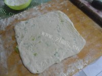 美味的葱花油饼做法图解11)