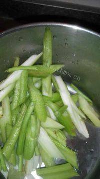 诱人的素炒芹菜做法图解1)