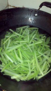 家常菜芹菜炒豆腐皮做法图解4)
