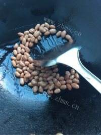 家常炒花生米做法图解4)