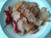家常菜腊肉炒芹菜做法图解2)