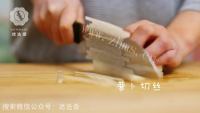 美味的萝卜丝鲫鱼汤做法图解1)