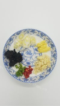 诱人的豆豉蒸排骨做法图解2)