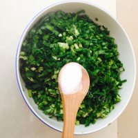 自制韭菜鸡蛋灌饼做法图解2)