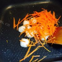 美味的西芹炒鱼蛋做法图解4)