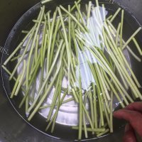 家常菜蒜苔炒鸡蛋做法图解1)