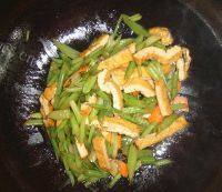 家常菜芹菜炒豆腐干做法图解5)