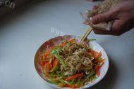 家常菜炝拌豆腐丝做法图解13)