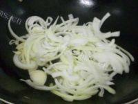 色泽不错的洋葱炒腊肉做法图解4)