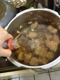 美味的番茄玉米排骨汤做法图解3)