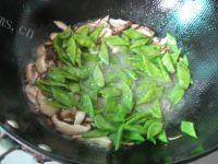 香菇炒荷兰豆自制做法图解7)