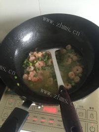 家常菜豌豆炒虾仁做法图解4)