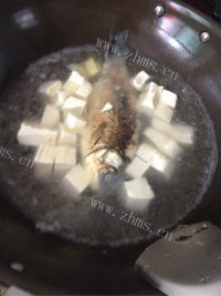 美味的鲫鱼豆腐汤做法图解3)