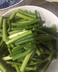 家常蒜苗鸡蛋炒饭做法图解2)