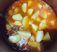 家常菜番茄土豆炖牛腩做法图解10)