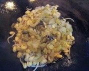 家常菜酸菜炒豆芽做法图解4)