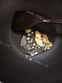 美味的海鲜豆腐煲做法图解4)