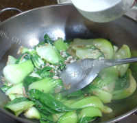 美味营养的肉丝炒油菜做法图解10)