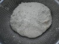 色泽不错的洋葱猪肉馅饼做法图解1)