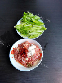 唇齿留香的芹菜炒肉做法图解2)
