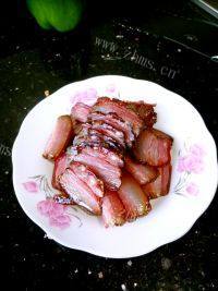 家常菜腊肉炒青椒做法图解2)
