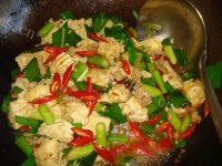 营养丰富的蒜苗豆腐做法图解7)