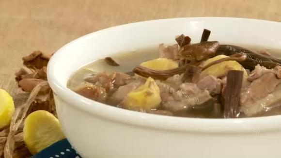 色泽鲜亮的茶树菇排骨汤