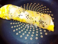 自制黑芝麻鸡蛋饼做法图解6)
