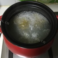 美味的麻辣肠砂锅做法图解3)