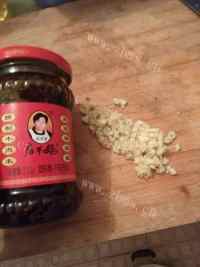 特别的老干妈炒花甲螺做法图解2)