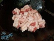 家常菜海木耳炖肉做法图解3)