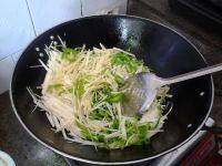 味道不错的青椒土豆丝做法图解2)