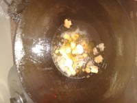 美味的蒜苔炒五花肉做法图解2)