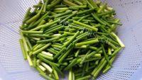 家常菜蒜苔肉丝做法图解1)