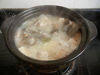 「DIY」鲫鱼头冻豆腐砂锅煲做法图解10)