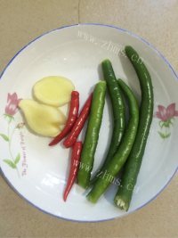 家庭版蒜苗炒肉做法图解2)