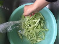 家常菜酸辣空心菜梗做法图解2)