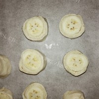 美味的香蕉卷和香蕉派做法图解7)