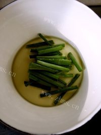 美味的葱油拌面做法图解2)