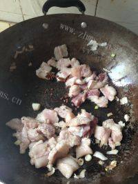 在家做五花肉炖茄子做法图解5)