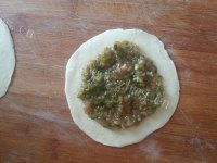 美味的芹菜猪肉馅饼做法图解4)