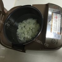 美味的银耳红枣莲子羹做法图解3)