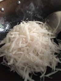 美味的干贝萝卜丝汤做法图解4)