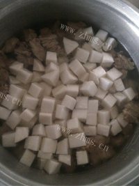 营养丰富的羊肉炖萝卜做法图解5)